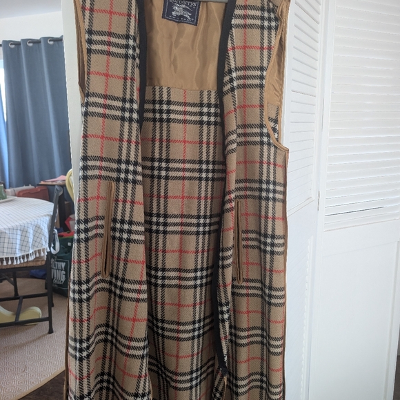 Burberrys Black Coat with Classic Plaid Lining - Picture 9 of 9